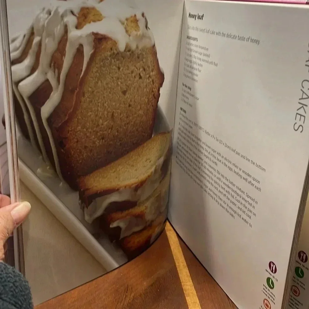 Every day easy cakes & cupcakes recipe book